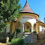 Muskatli Ueduelohaz Parád