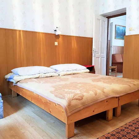 Muskatli Ueduelohaz 2* Parad