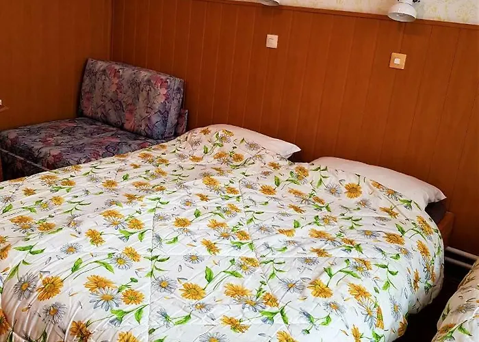 Muskatli Ueduelohaz Parad